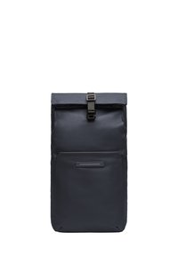 Sac à dos à rabat de marine en matériau durable, avec une poche avant et une fermeture à boucle en métal. Texture lisse sans motifs supplémentaires.