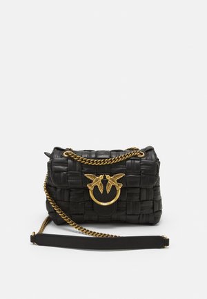 Sac à main en cuir tressé noir avec chaîne en or et emblème représentant deux oiseaux, forme structurée et bandoulière amovible.