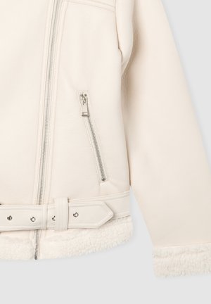 Giacca in eco-pelle color crema con cerniere argento, vita cintata e rifiniture in shearling beige su polsini e orlo.