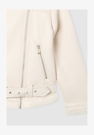 Giacca in eco-pelle color crema con cerniere argento, vita cintata e rifiniture in shearling beige su polsini e orlo.