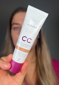 Lumene CC Värikorrigeraande Kreem tan värvuses, 50ml tuub valge kehaga, lilla kork ja trükitud tekst SPF 20 ja veganisertifikaadi kohta.