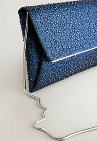 Borsa a tracolla blu con texture, design borchiato, dotata di una tracolla in metallo argento e chiusura a busta.