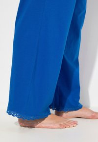 Ulla Popken BRODERIE ANGLAISE DETAIL SET - Pyžamová sada - denim blue