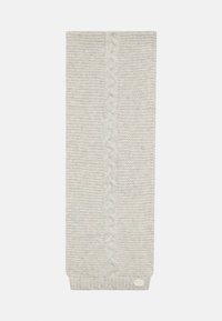 Sciarpa lavorata a maglia grigia chiara con un motivo centrale a trecce, superficie texturizzata, bordi a coste e una piccola etichetta con logo in basso.
