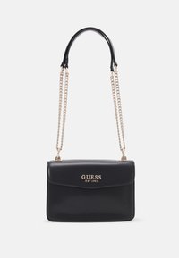 Borsa a tracolla in pelle sintetica nera con tracolle a catena dorata, forma rettangolare, chiusura a patta frontale e logo del marchio impresso.