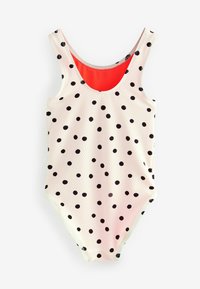 Costume da bagno intero, tessuto texturizzato in rosa chiaro con pois neri; interno rosso uniforme; scollatura a forma di scoop e spalline larghe per copertura.