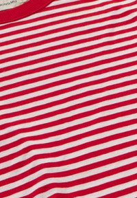 Rood-wit gestreepte katoenen t-shirt met een ronde halslijn. Heeft afwisselend dikke en dunne strepen. Zachte textuur.