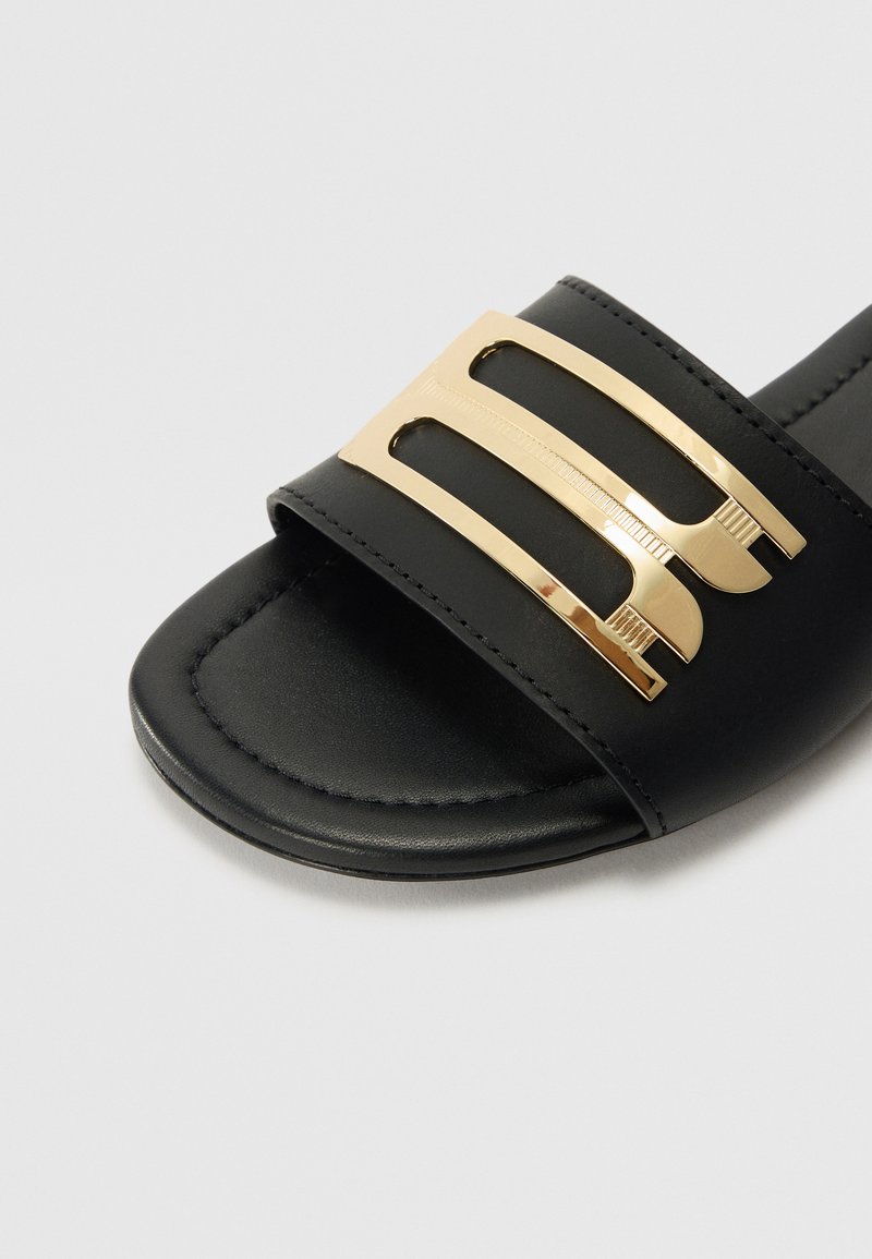 Victoria Beckham Platt slip-in - black