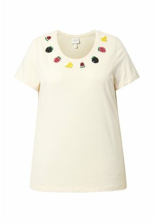 Roomwitte T-shirt met korte mouwen, een ronde hals en geborduurde fruitmotieven, waaronder watermeloen, braam, aardbei en banaan, rondom de kraag.