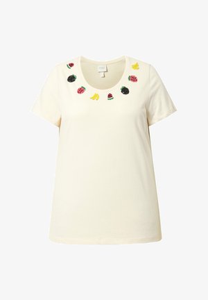 Kermanvärinen lyhythihainen t-paita, jossa pyöreä pääntie ja kirjailtuja hedelmämalleja, kuten vesimeloni, karhunmarja, mansikka ja banaani, pääntiellä.