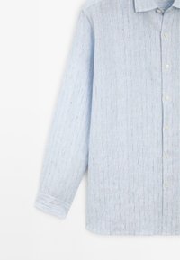 Camicia a maniche lunghe a righe blu chiaro con colletto button-down, mostrata su uno sfondo bianco uniforme.