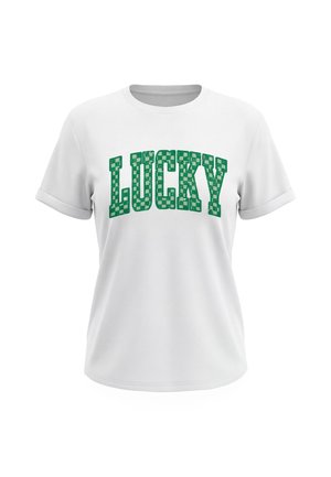 Wit t-shirt met korte mouwen met opgerolde boorden en het woord "LUCKY" gedrukt op de voorkant in grote groene letters met een geruit patroon.