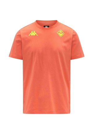 Maglietta arancione a maniche corte con collo a girocollo, con logo Kappa giallo sul petto destro e un emblema geometrico giallo sul petto sinistro.