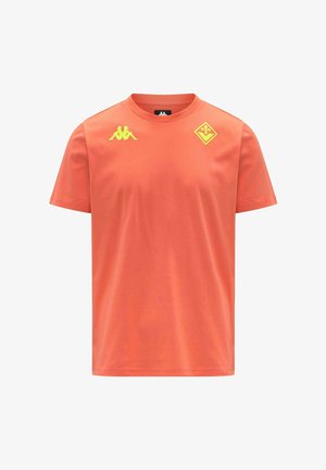 Maglietta arancione a maniche corte con collo a girocollo, con logo Kappa giallo sul petto destro e un emblema geometrico giallo sul petto sinistro.