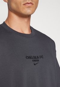 Nike Performance CHELSEA NIKE MAX90 WORD MARK TEE - Osnovna majica kratkih rukava - anthracite