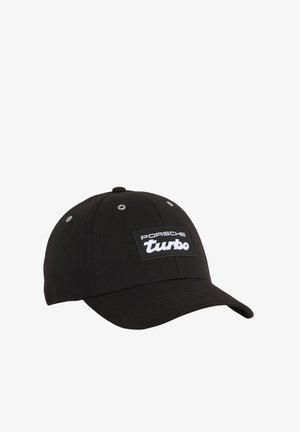 Casquette noire à la silhouette structurée, en tissu texturé, avec des œillets argentés et un patch logo rectangulaire affichant "PORSCHE turbo".