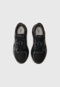 Sorte joggesko med mesh-overdel. Snøringsdesign, polstret såle, teksturerte detaljer og subtil merkevare på innersålen.