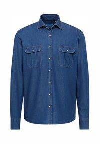 Camicia di denim di colore blu scuro con colletto, maniche lunghe, due tasche sul petto e bottoni a scatto dorati. Tessuto liscio con cuciture a contrasto.