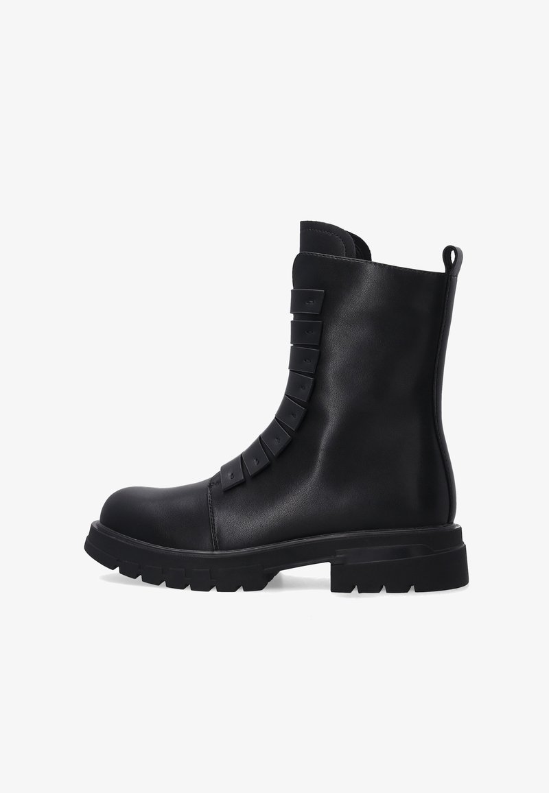 Czarne skórzane botki sięgające do kostki z okrągłym noskiem, przeszytymi szwami, gumową podeszwą z bieżnikiem oraz ozdobnymi paskami po zewnętrznej stronie.