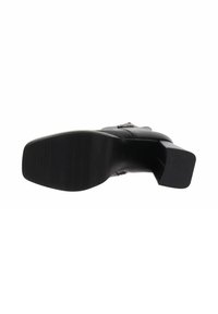 Stivaletto nero con tacco, punta quadrata, suola in gomma texturizzata e una fibbia decorativa sul lato per la chiusura.