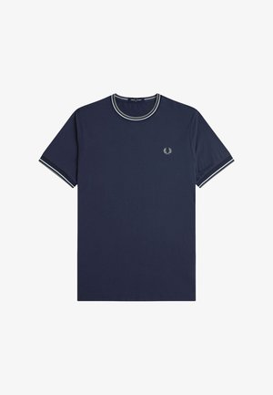 Camiseta de algodón azul marino con cuello redondo. Presenta un ribete en contraste de color gris claro en el cuello y las mangas, y un sutil escudo bordado en el pecho.