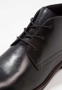 Pier One Derbies & Richelieus - black