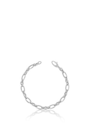 Silbernes Kettenarmband mit abwechselnden ovalen Gliedern und Verschluss, dargestellt auf weißem Hintergrund mit subtiler Reflexion darunter.