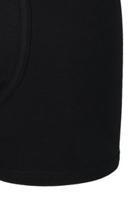Czarne bawełniane bokserki z gładką fakturą, elastycznym paskiem w talii oraz dopasowanym krojem z konturowaną kieszonką.