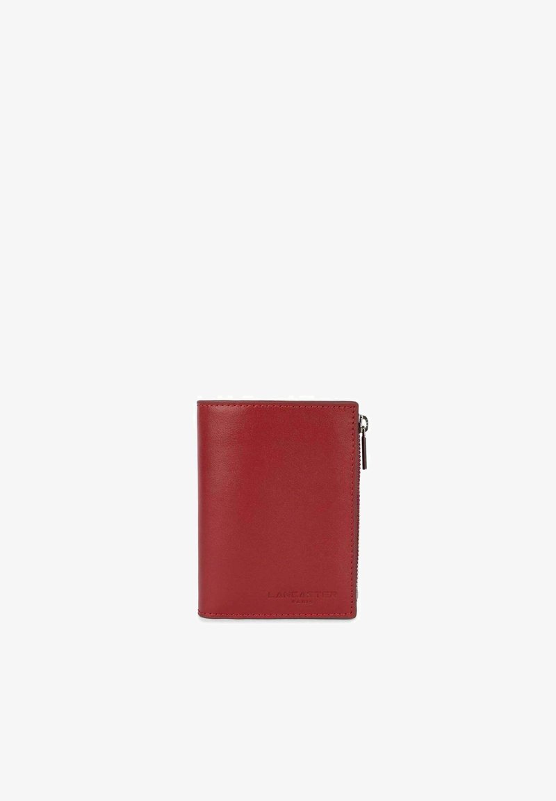 Portefeuille en cuir rouge avec une texture lisse, de forme rectangulaire, fermeture éclair visible, et le nom de la marque en relief "LANCASTER PARIS" à l'avant.