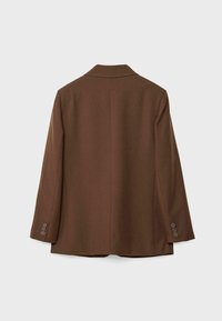 Brun blazer med spids krave, lange ærmer og tre-knaps mansjetter. Glat tekstur og en skræddersyet pasform. Bagudsigt, ingen lommer.