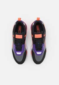 Fioletowe, czarne i pomarańczowe buty sportowe z siateczki i materiałów syntetycznych, z wyściółką na języku, fakturowanym wzorem oraz gumową podeszwą.