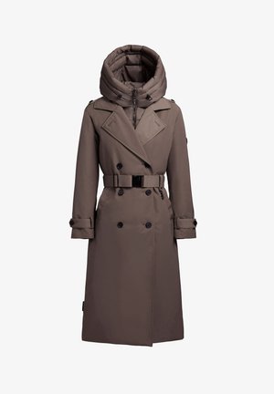 Pikk pruun trench coat, millel on paks ja eemaldatav kapuuts, topelt-nööbid, vöö talje juures ja nööbiga mansetid. Sile kangastekstuuri.