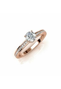 Anello in oro rosa con un diamante rotondo centrale e diamanti più piccoli incastonati lungo la fascia, che riflettono la luce su una superficie lucida.