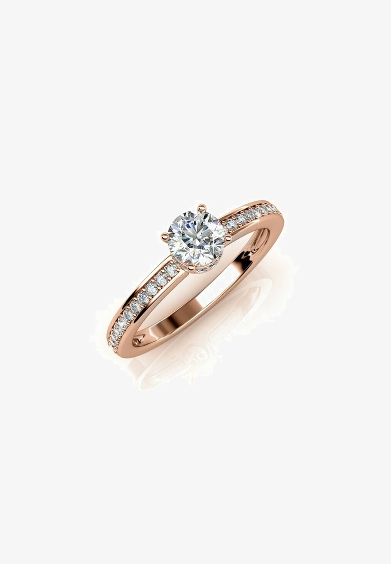 Anello in oro rosa con un diamante rotondo centrale e diamanti più piccoli incastonati lungo la fascia, che riflettono la luce su una superficie lucida.