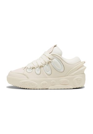 Sneaker beige avec une tige texturée, un système de laçage proéminent, un bout arrondi et une semelle épaisse avec des détails en relief.