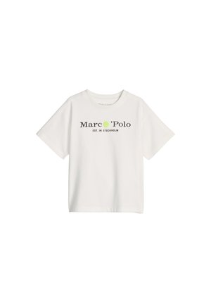 Biała koszulka z krótkim rękawem z napisem „Marc O'Polo EST. IN STOCKHOLM” i małą zieloną kropką między „Marc” a „'Polo” na piersi.