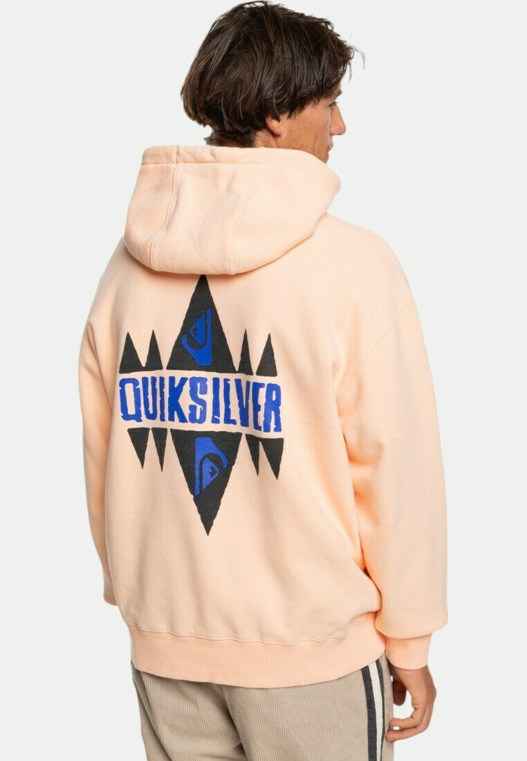 Sudadera con capucha de color melocotón que presenta un gran diseño gráfico en negro y azul con el texto "QUIKSILVER" en la parte posterior. Fabricada con un tejido suave y de corte relajado.