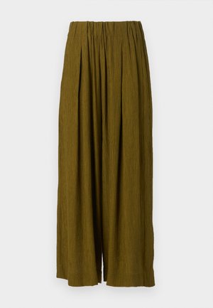 Pantalones anchos de color verde oliva con una tela texturizada, con pliegues en la cintura y un corte recto. Sin bolsillos visibles ni elementos metálicos.