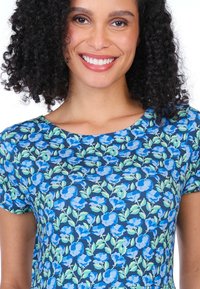 Blumen-Kurzarmkleid mit dunkelblauem Grund, das blaue Blumen und grüne Blätter zeigt, runder Ausschnitt und weicher Stoffstruktur.