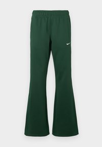 Tumši zaļi Nike sporta bikses ar elastīgu jostu, sānu kabatām, platiem gariem galiem un baltu Nike Swoosh logo kreisajā augšstilbā.