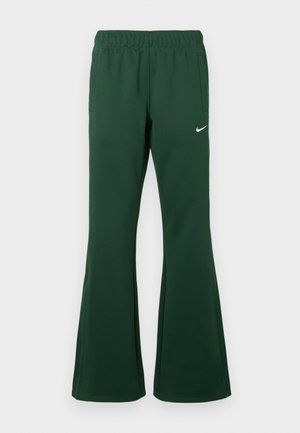 Ciemnozielone spodnie dresowe Nike z elastycznym paskiem, bocznymi kieszeniami, rozszerzanymi nogawkami oraz białym logo Nike swoosh na lewej udzie.
