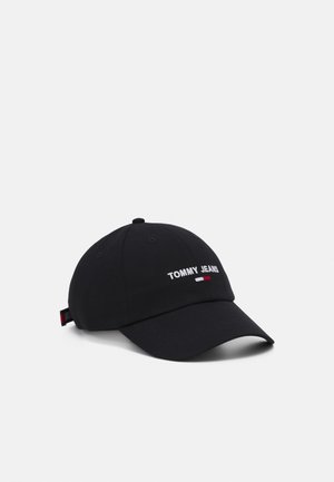 Zwarte baseballpet met gebogen klep met de tekst "TOMMY JEANS" en een klein rood, wit en blauw vlaglogo aan de voorkant.