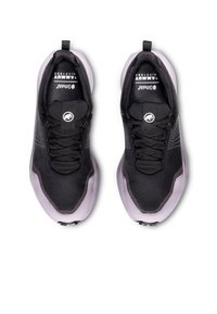 Scarpe da ginnastica nere con una tomaia in mesh traspirante, accenti grigi a contrasto, lacci piatti e un dettaglio del logo sulla linguetta.