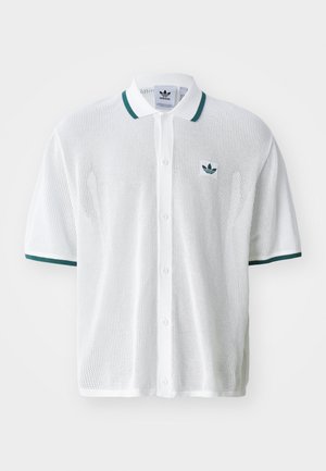 Bílá síťovaná polo košile s knoflíkovým zapínáním vpředu, kontrastními zelenými akcenty na límci a rukávech, s malým zeleným logem na hrudi.