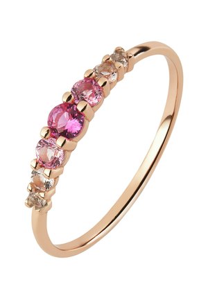 Roségouden ring met een rij van vijf edelstenen, die afwisselend roze en heldere tinten hebben, gezet in een gladde band. Het ontwerp is delicaat en minimalistisch.