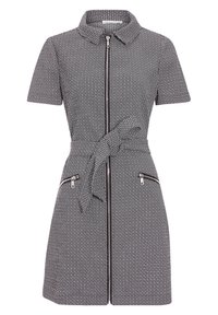 Robe à motifs noir et blanc avec col, manches courtes, ceinture à la taille et fermeture éclair à l'avant. Comprend deux poches zippées.