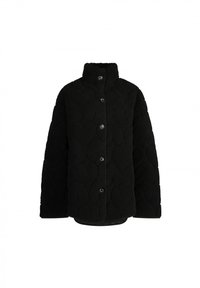 Zwarte gewatteerde jas van fleece, met een hoge kraag, knoopsluiting en een gestructureerd hartpatroon op het oppervlak.