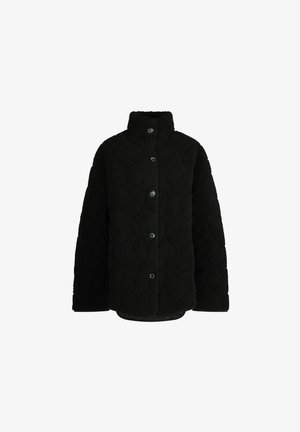 Zwarte gewatteerde jas van fleece, met een hoge kraag, knoopsluiting en een gestructureerd hartpatroon op het oppervlak.