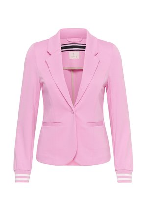 Blazer rose à revers crantés, fermeture à un bouton, manches longues avec poignets à rayures blanches, et deux poches passepoilées à l'avant.