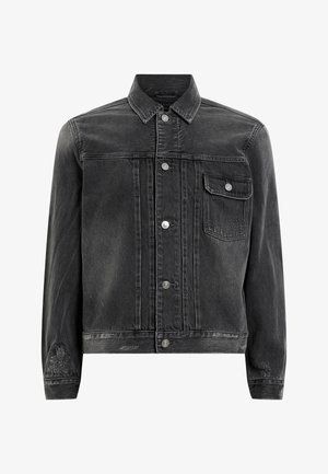 Svart denimjacka, klassisk form, en bröstficka med klaff, metallknappar, blekt utseende, slitna detaljer vid ärmsluten och fållen.